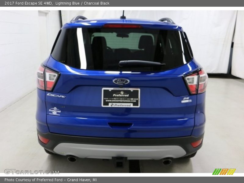 Lightning Blue / Charcoal Black 2017 Ford Escape SE 4WD