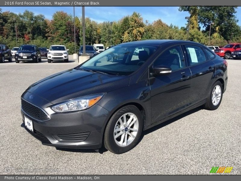 Magnetic / Charcoal Black 2016 Ford Focus SE Sedan