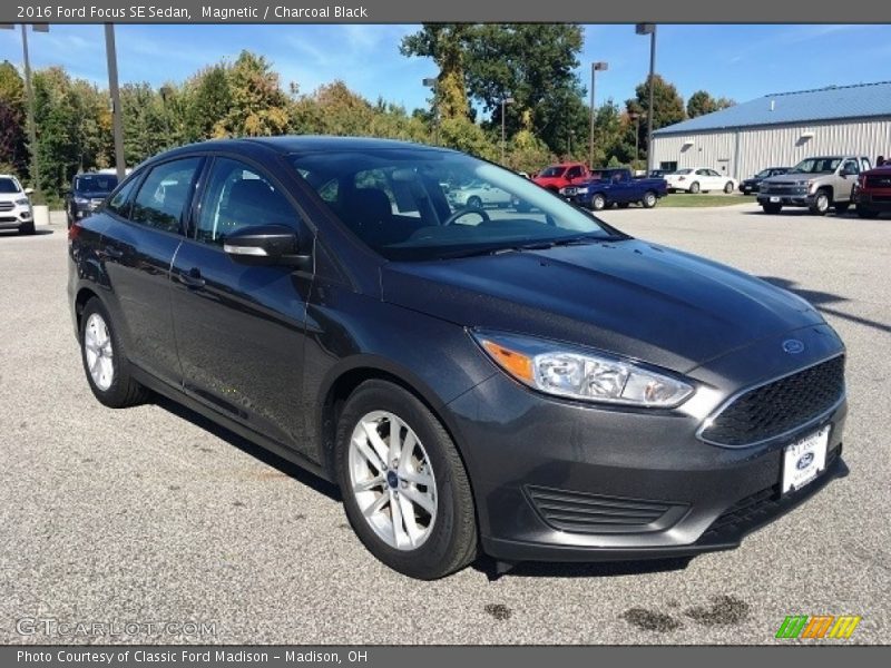 Magnetic / Charcoal Black 2016 Ford Focus SE Sedan