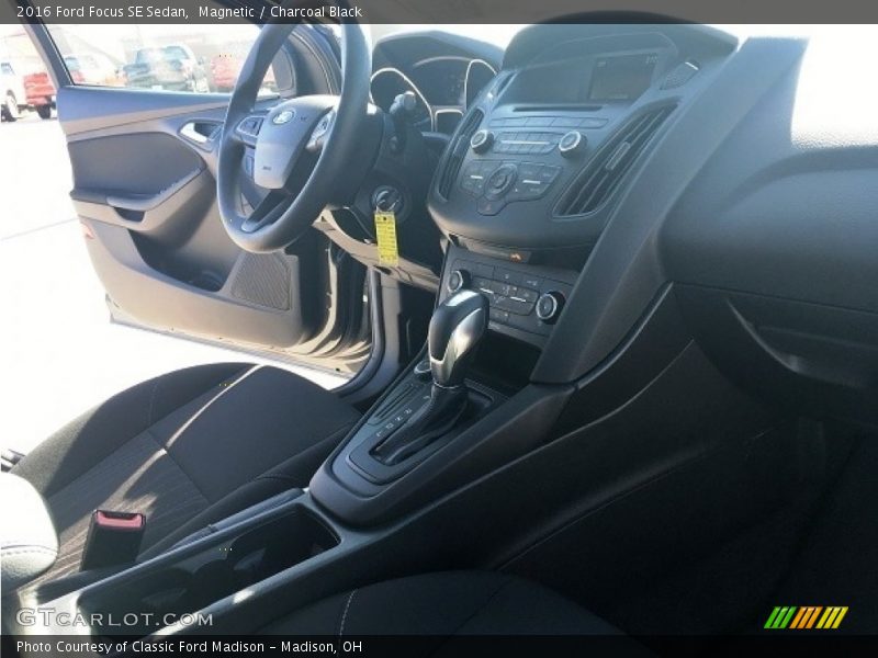 Magnetic / Charcoal Black 2016 Ford Focus SE Sedan