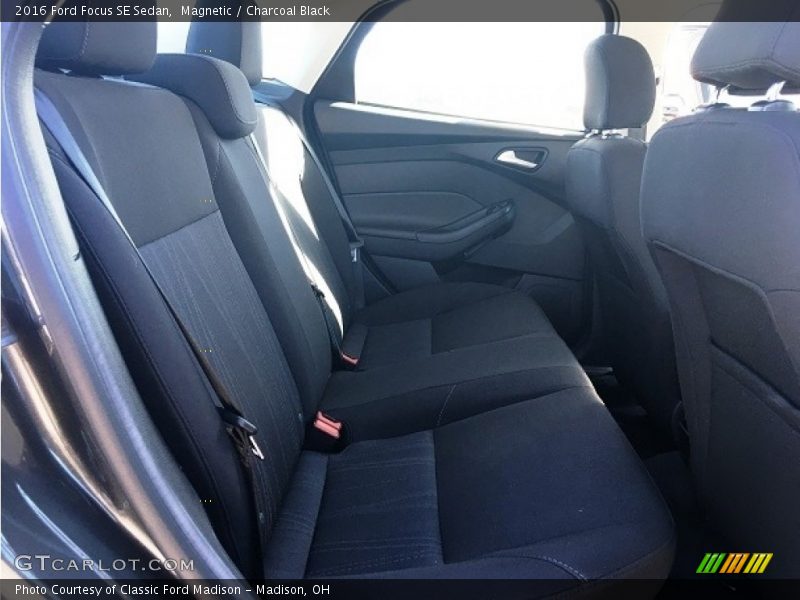 Magnetic / Charcoal Black 2016 Ford Focus SE Sedan