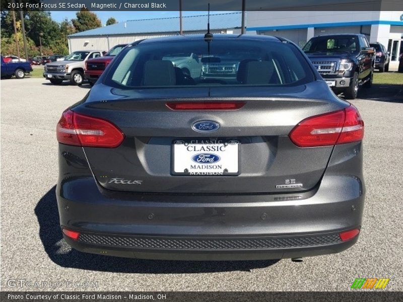 Magnetic / Charcoal Black 2016 Ford Focus SE Sedan