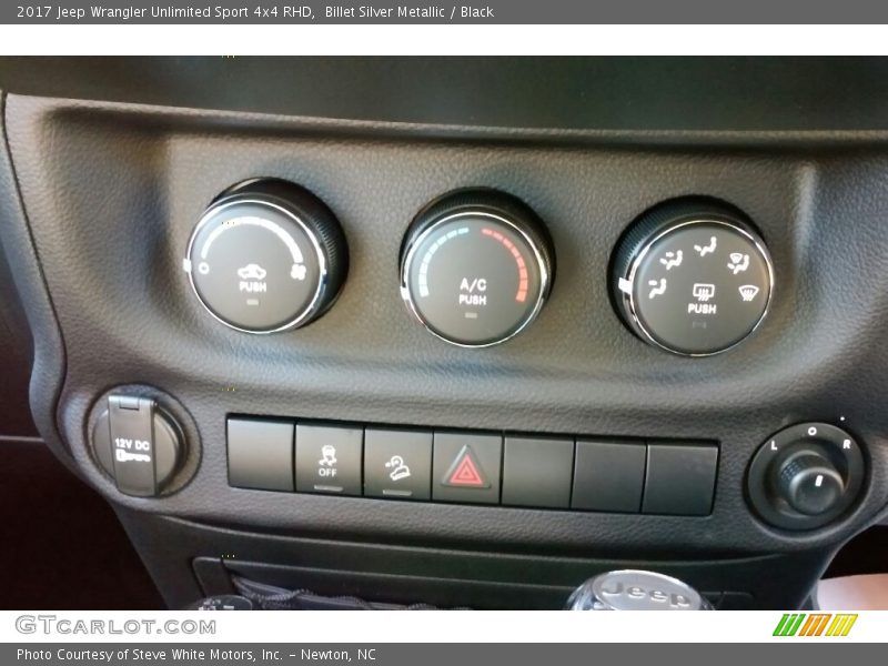 Controls of 2017 Wrangler Unlimited Sport 4x4 RHD