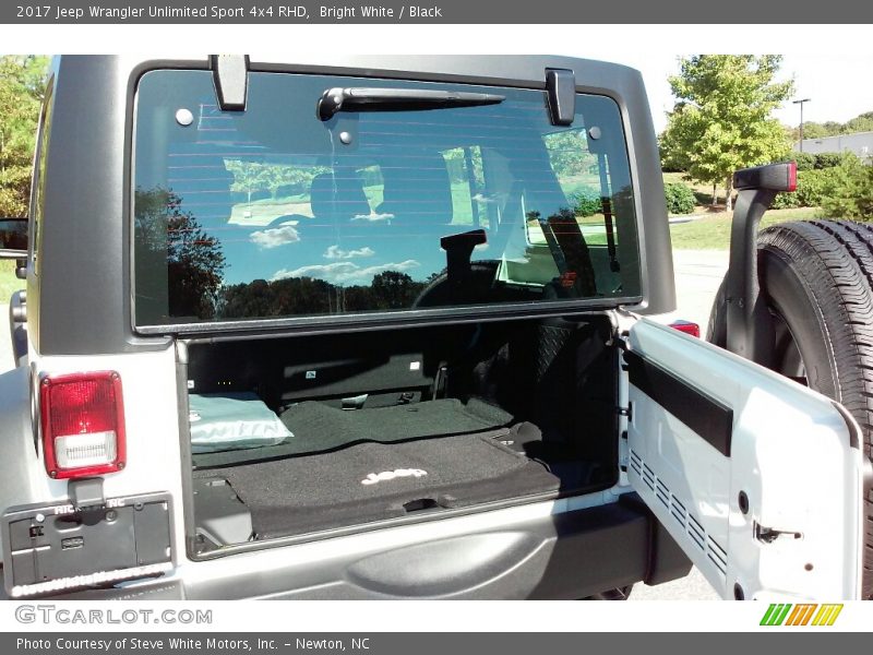 Bright White / Black 2017 Jeep Wrangler Unlimited Sport 4x4 RHD