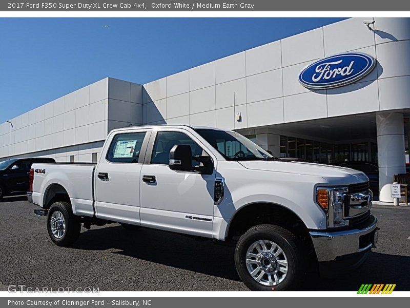 Front 3/4 View of 2017 F350 Super Duty XL Crew Cab 4x4