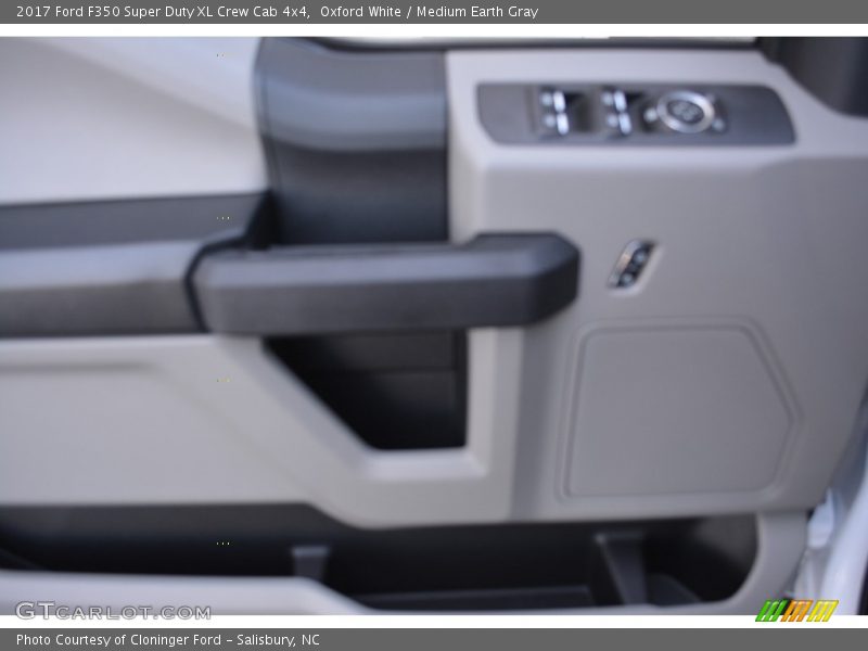 Oxford White / Medium Earth Gray 2017 Ford F350 Super Duty XL Crew Cab 4x4