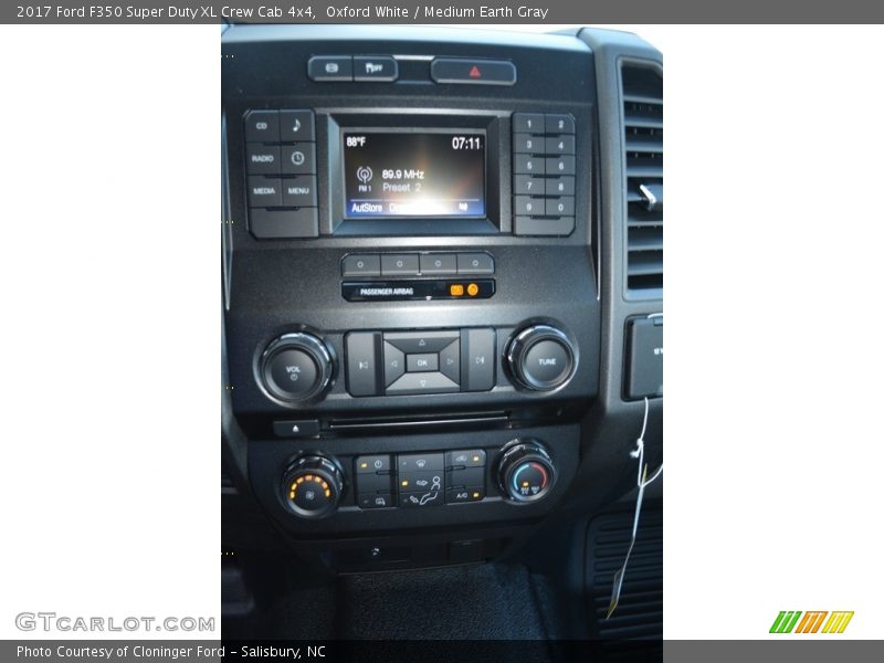 Controls of 2017 F350 Super Duty XL Crew Cab 4x4