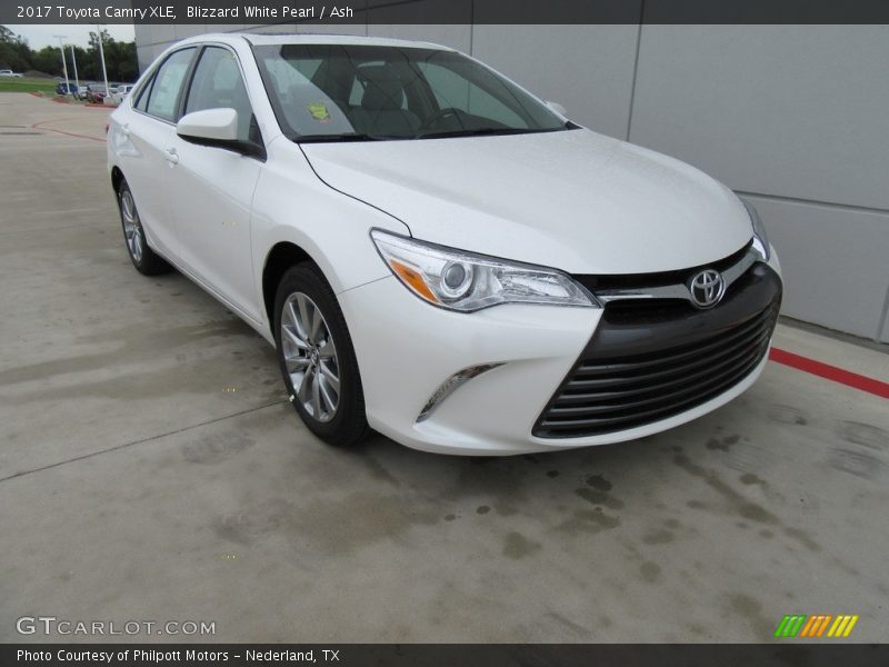 Front 3/4 View of 2017 Camry XLE