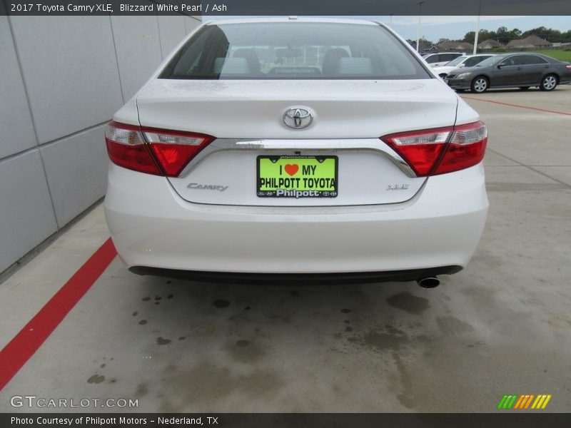 Blizzard White Pearl / Ash 2017 Toyota Camry XLE