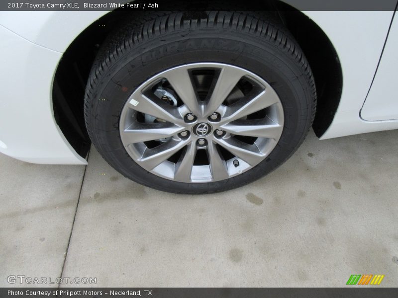 Blizzard White Pearl / Ash 2017 Toyota Camry XLE