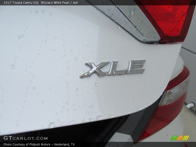 Blizzard White Pearl / Ash 2017 Toyota Camry XLE