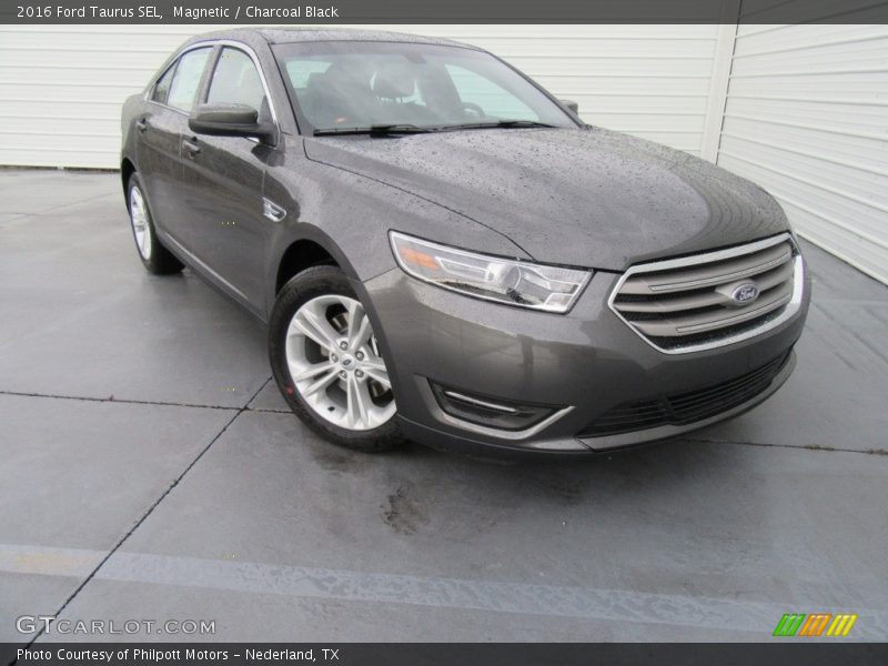 Front 3/4 View of 2016 Taurus SEL