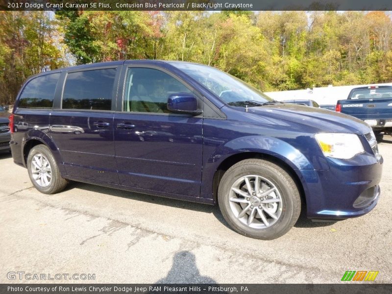 Front 3/4 View of 2017 Grand Caravan SE Plus