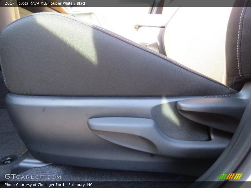 Super White / Black 2017 Toyota RAV4 XLE