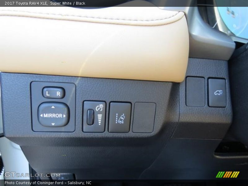 Super White / Black 2017 Toyota RAV4 XLE