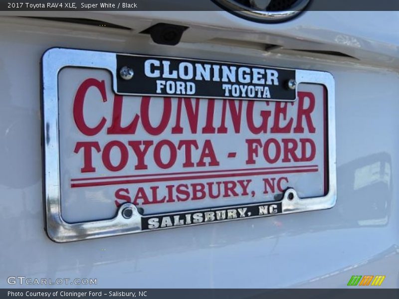 Super White / Black 2017 Toyota RAV4 XLE