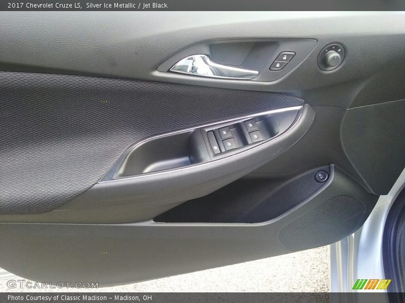 Silver Ice Metallic / Jet Black 2017 Chevrolet Cruze LS