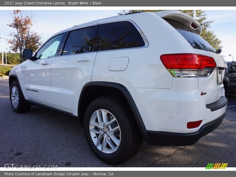 Bright White / Black 2017 Jeep Grand Cherokee Laredo