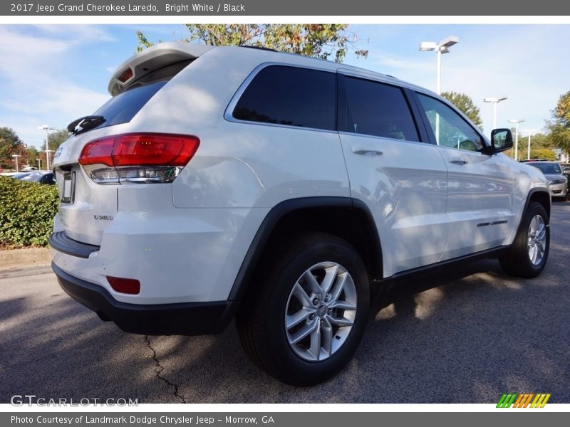 Bright White / Black 2017 Jeep Grand Cherokee Laredo