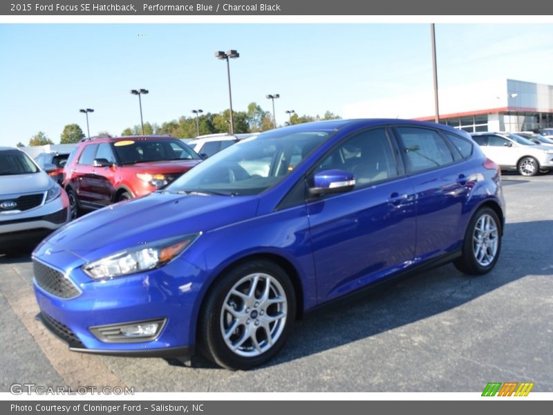 Front 3/4 View of 2015 Focus SE Hatchback