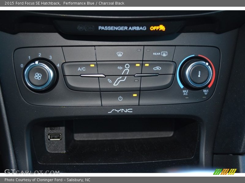 Performance Blue / Charcoal Black 2015 Ford Focus SE Hatchback