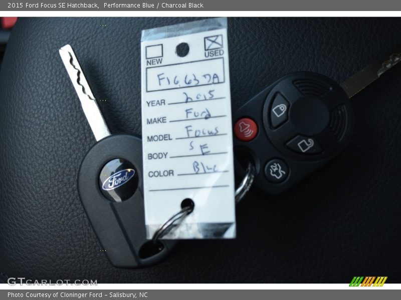 Performance Blue / Charcoal Black 2015 Ford Focus SE Hatchback