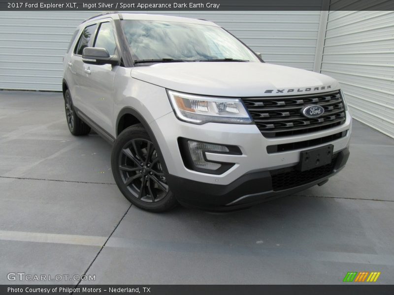 Front 3/4 View of 2017 Explorer XLT