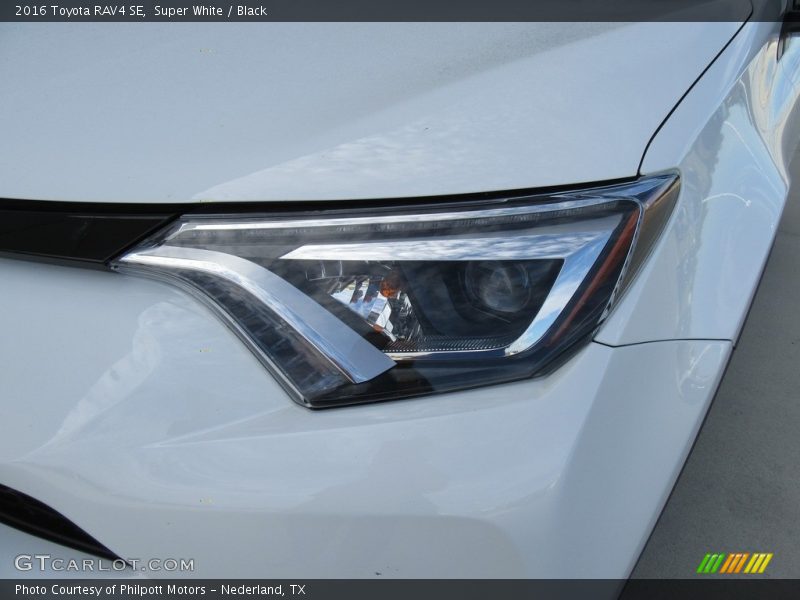 Super White / Black 2016 Toyota RAV4 SE