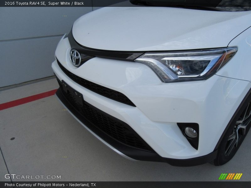 Super White / Black 2016 Toyota RAV4 SE
