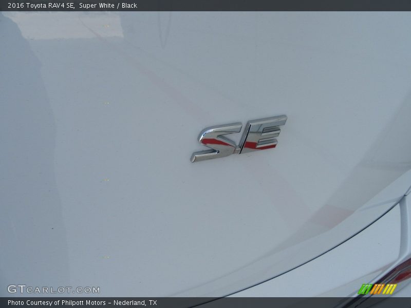 Super White / Black 2016 Toyota RAV4 SE