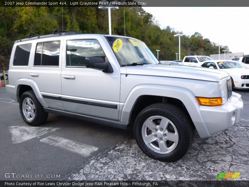 Front 3/4 View of 2007 Commander Sport 4x4