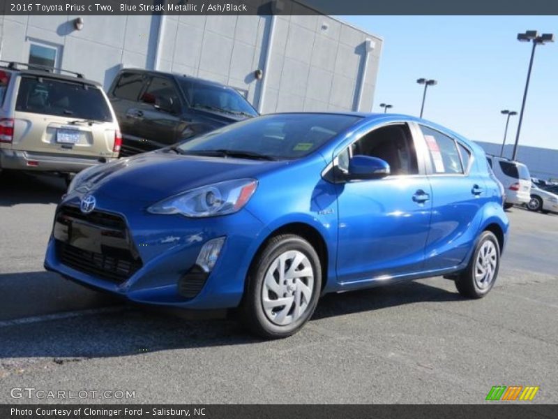 Front 3/4 View of 2016 Prius c Two