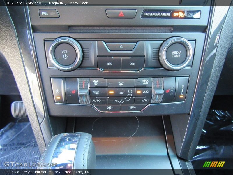 Magnetic / Ebony Black 2017 Ford Explorer XLT
