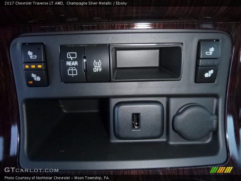 Champagne Silver Metallic / Ebony 2017 Chevrolet Traverse LT AWD