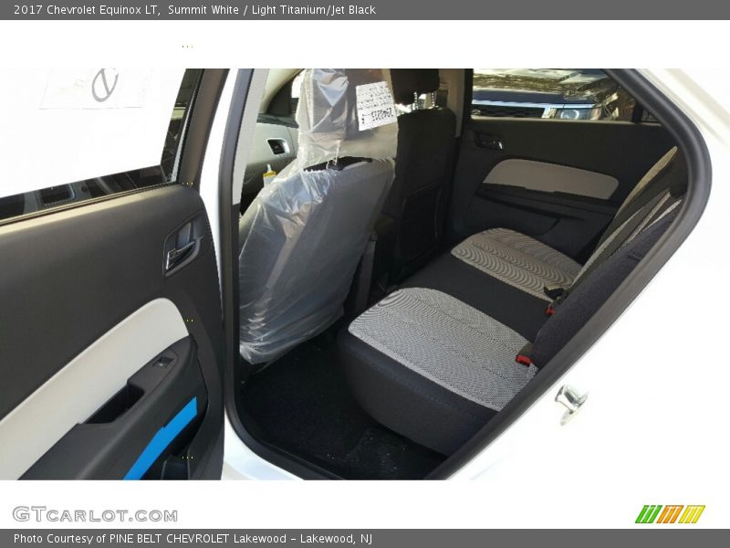 Summit White / Light Titanium/Jet Black 2017 Chevrolet Equinox LT