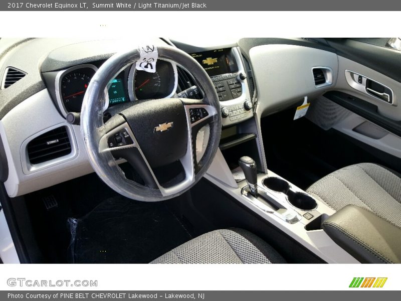 Summit White / Light Titanium/Jet Black 2017 Chevrolet Equinox LT