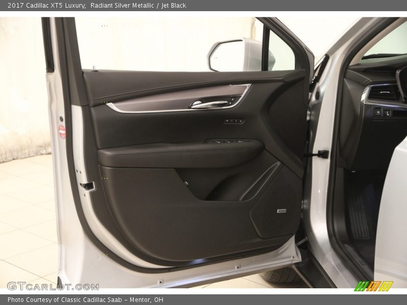 Radiant Silver Metallic / Jet Black 2017 Cadillac XT5 Luxury