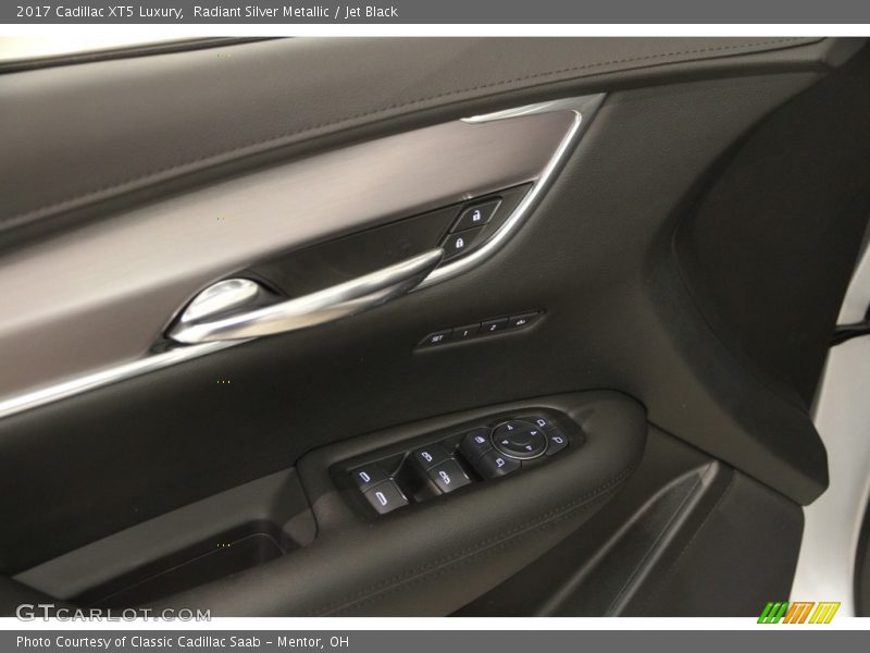 Radiant Silver Metallic / Jet Black 2017 Cadillac XT5 Luxury
