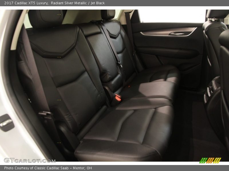 Radiant Silver Metallic / Jet Black 2017 Cadillac XT5 Luxury