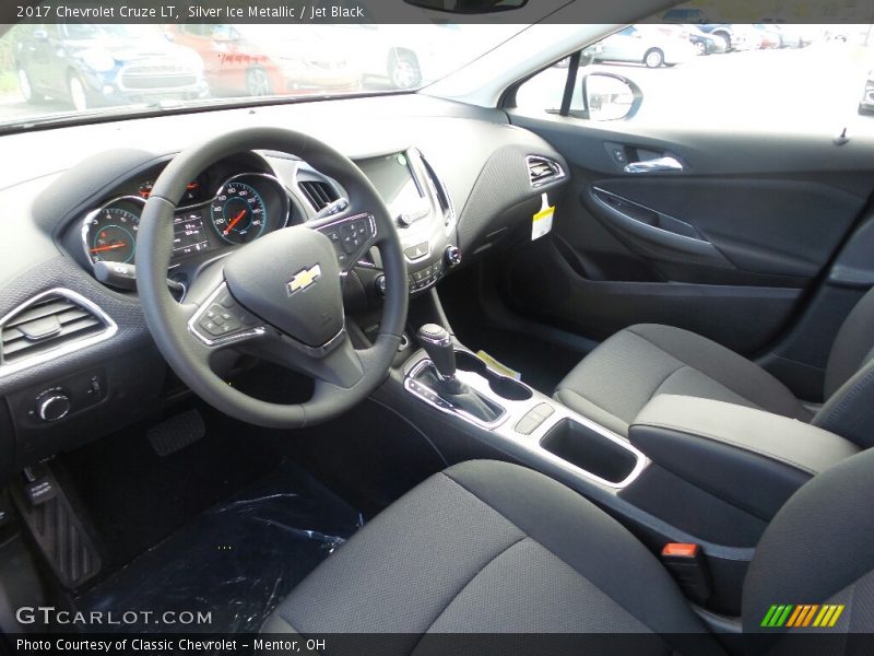 Silver Ice Metallic / Jet Black 2017 Chevrolet Cruze LT