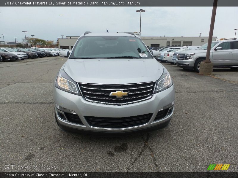 Silver Ice Metallic / Dark Titanium/Light Titanium 2017 Chevrolet Traverse LT