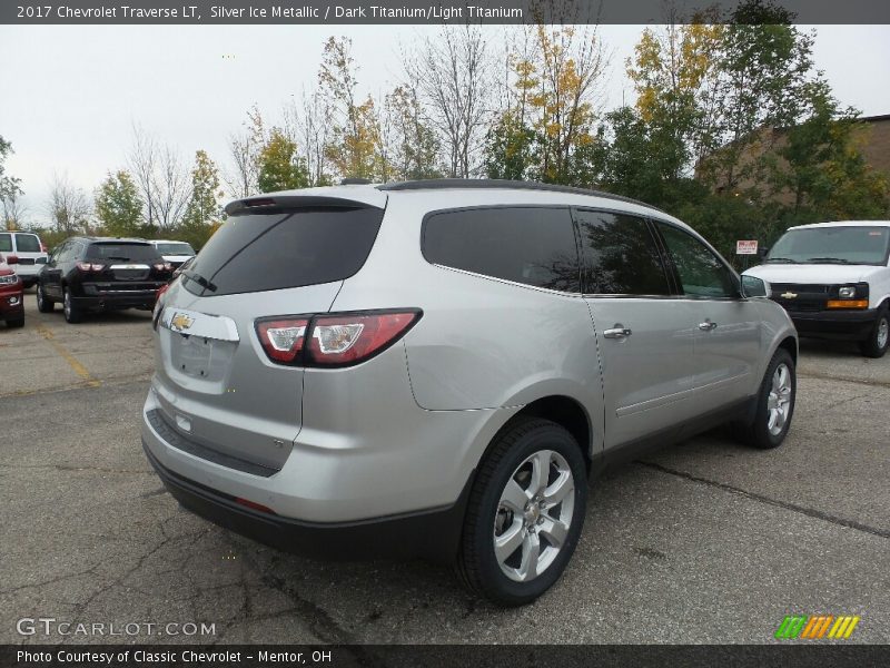 Silver Ice Metallic / Dark Titanium/Light Titanium 2017 Chevrolet Traverse LT