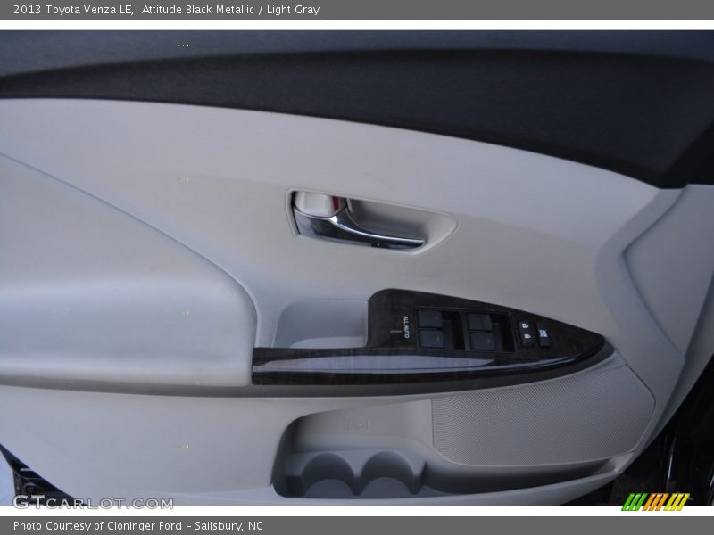 Attitude Black Metallic / Light Gray 2013 Toyota Venza LE