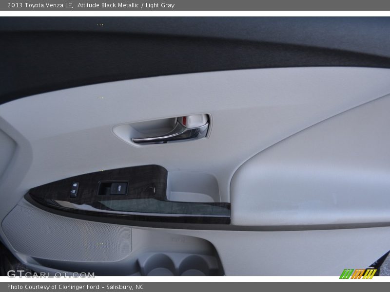 Attitude Black Metallic / Light Gray 2013 Toyota Venza LE