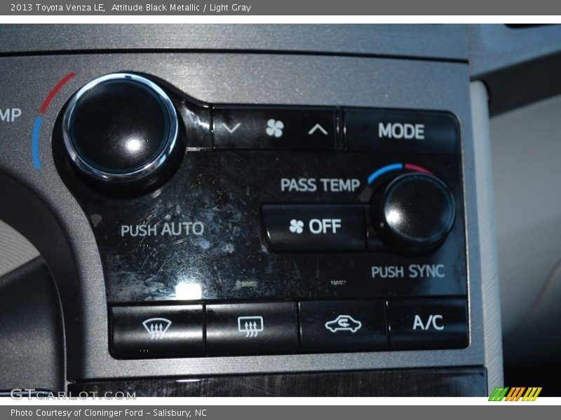 Attitude Black Metallic / Light Gray 2013 Toyota Venza LE