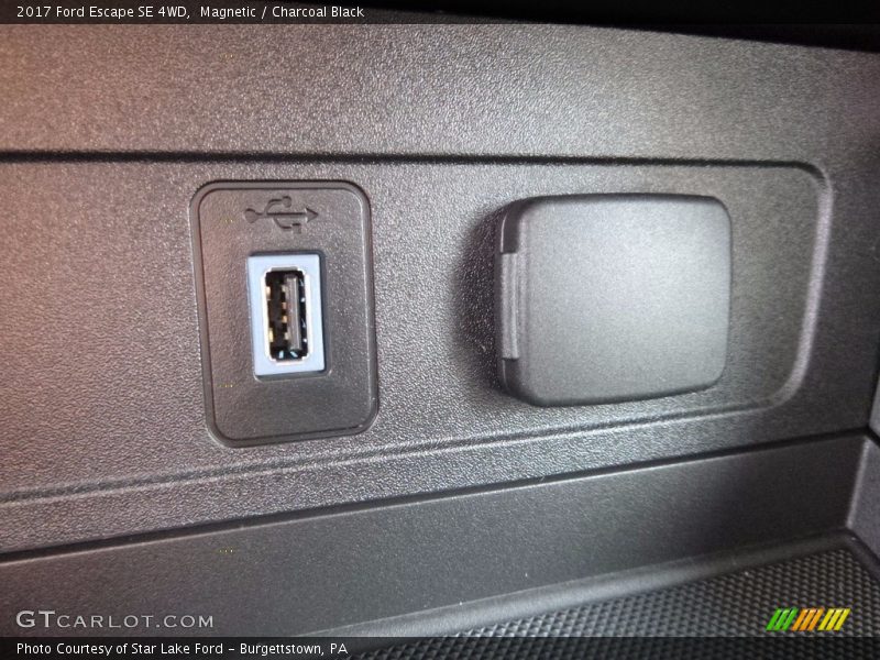 Magnetic / Charcoal Black 2017 Ford Escape SE 4WD