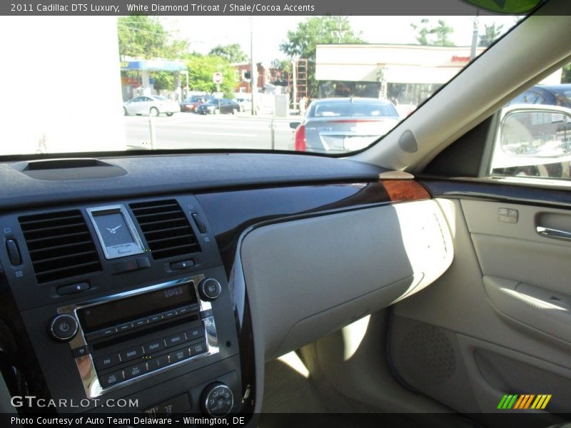 White Diamond Tricoat / Shale/Cocoa Accents 2011 Cadillac DTS Luxury