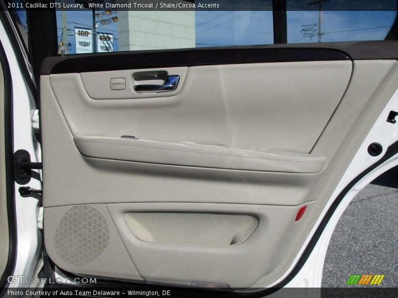White Diamond Tricoat / Shale/Cocoa Accents 2011 Cadillac DTS Luxury