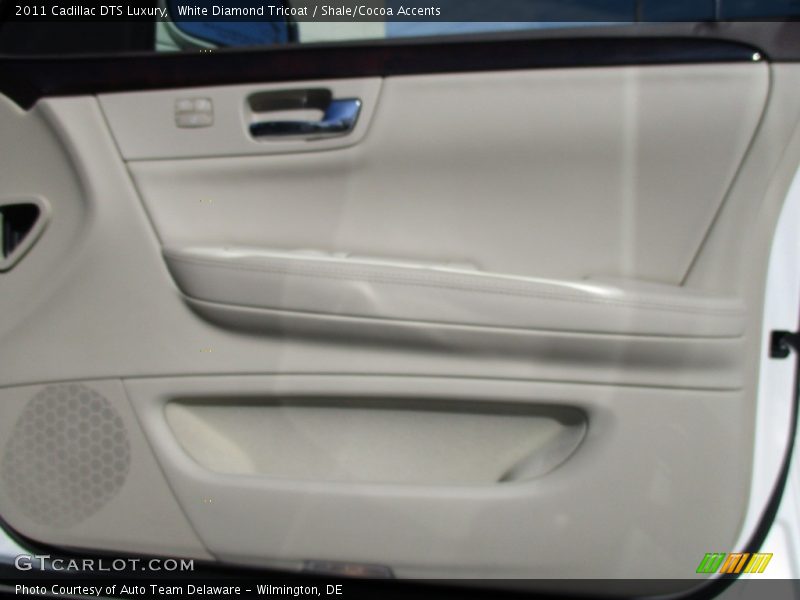 White Diamond Tricoat / Shale/Cocoa Accents 2011 Cadillac DTS Luxury