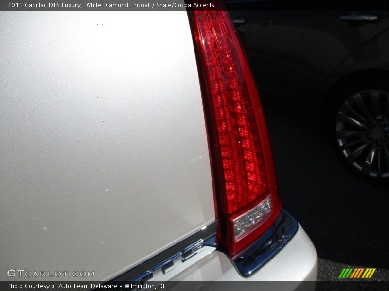 White Diamond Tricoat / Shale/Cocoa Accents 2011 Cadillac DTS Luxury